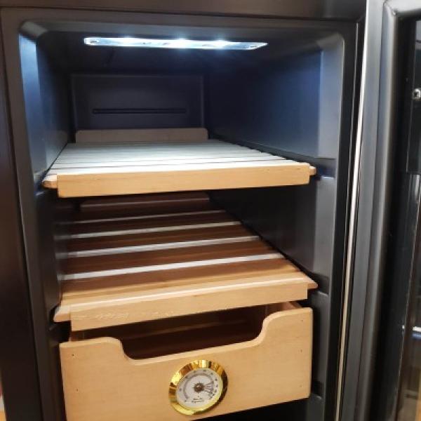 Thermoelectric cooling cigar humidor